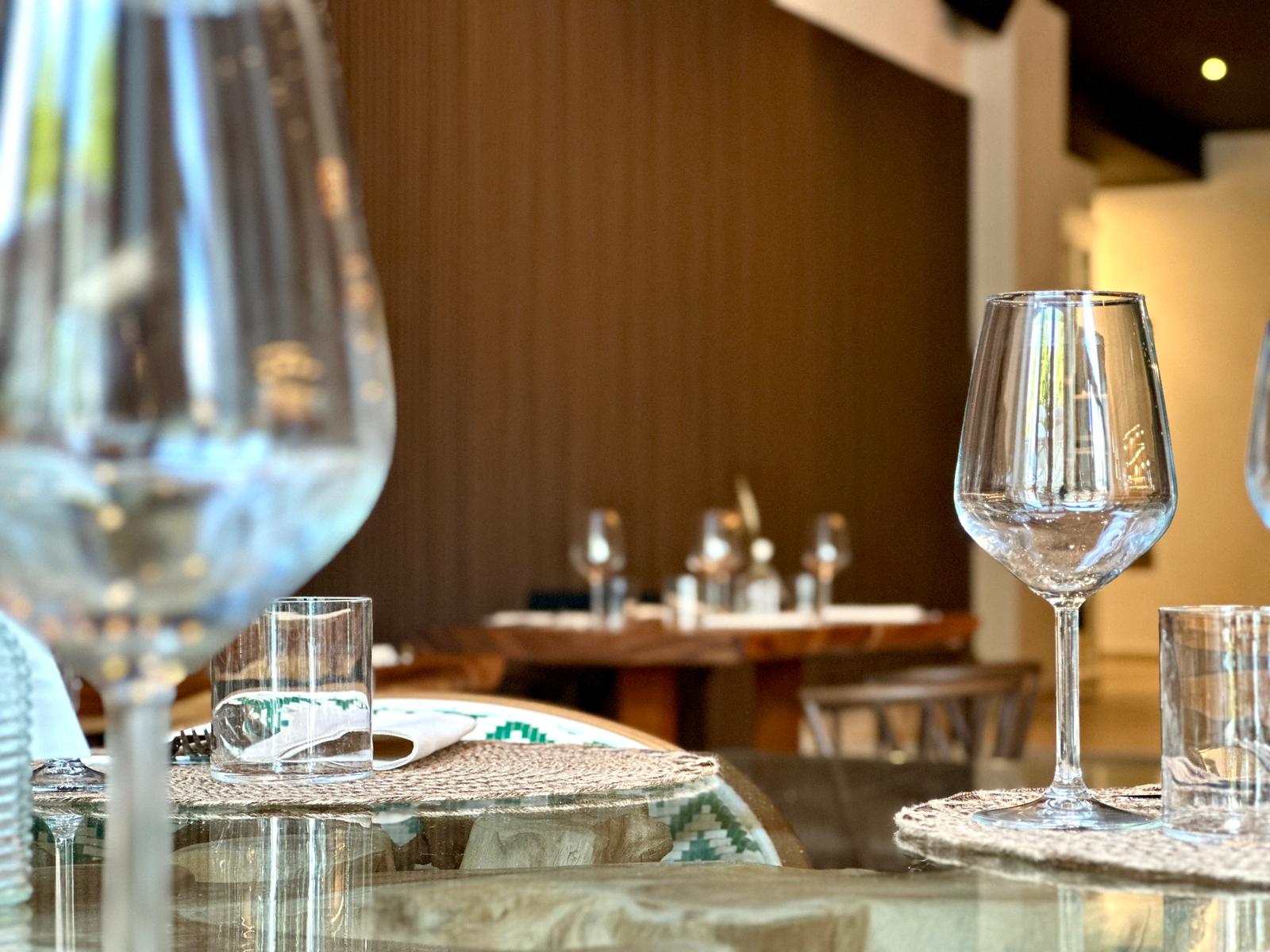 La sala del ristorante LOVRE con tavoli apparecchiati